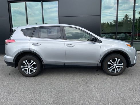 Used 2018 Toyota RAV4 LE AWD/4WD image 3