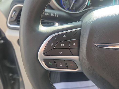 Used 2023 Chrysler Pacifica Touring-L FWD image 25
