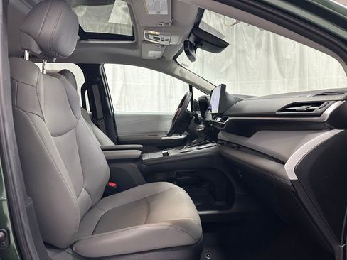Used 2025 Toyota Sienna XLE image 66