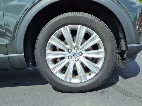 Used 2021 Ford Explorer Limited w/ Equipment Group 301A AWD/4WD image 9
