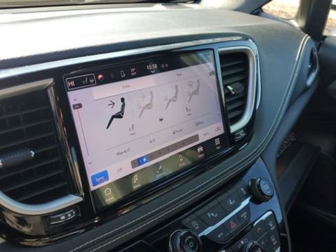 Used 2023 Chrysler Pacifica Touring-L w/ S Appearance Package image 14