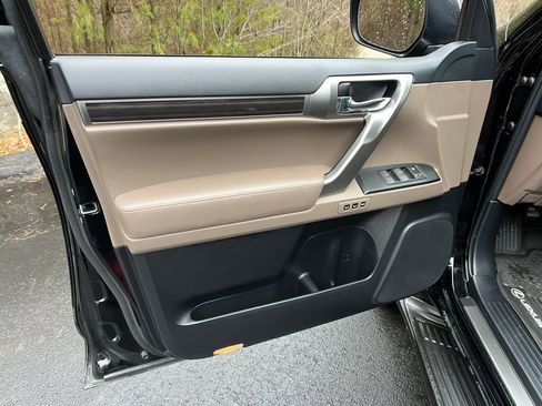 Used 2023 Lexus GX 460 Premium w/ Premium Package image 11