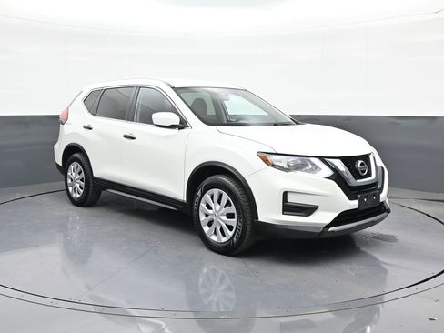Used 2017 Nissan Rogue S image 1