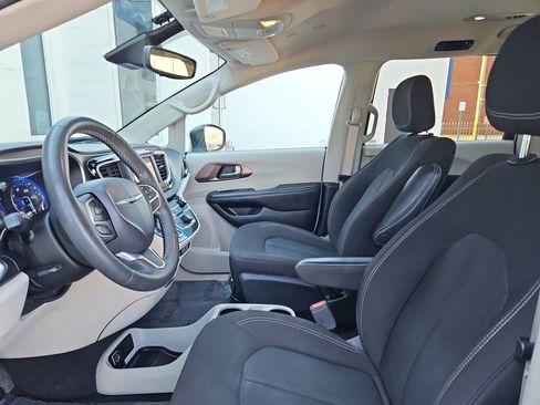 Used 2023 Chrysler Voyager LX image 22