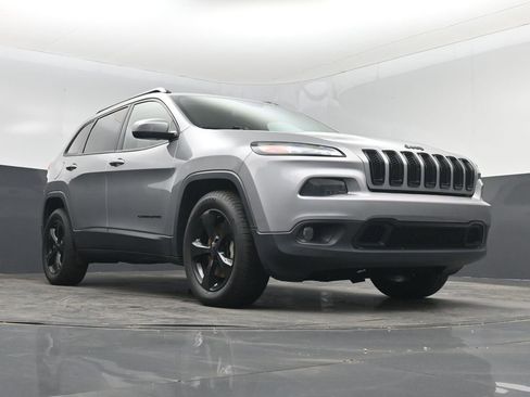 Used 2016 Jeep Cherokee Latitude AWD/4WD image 32