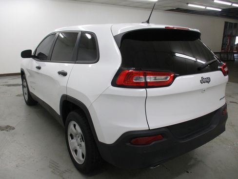 Used 2017 Jeep Cherokee Sport w/ Cold Weather Group image 5