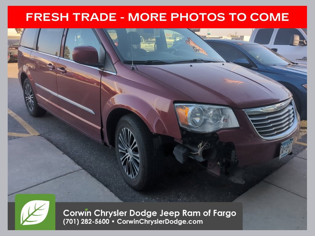 Used 2014 Chrysler Town & Country S FWD image 1