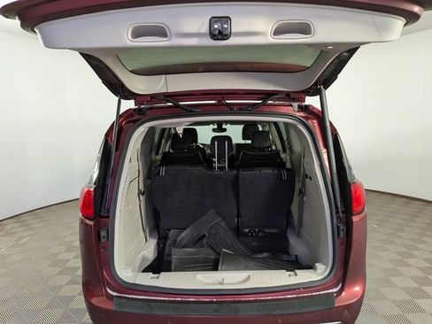 Used 2019 Chrysler Pacifica Limited image 13