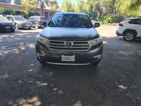 Used 2012 Toyota Highlander SE w/ Tow Pkg FWD image 3