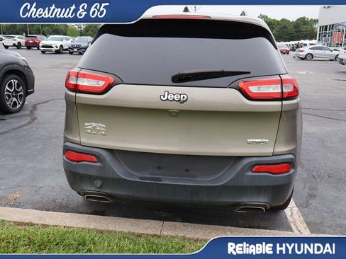 Used 2017 Jeep Cherokee Latitude w/ Comfort/Convenience Group AWD/4WD image 19