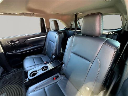 Used 2019 Toyota Highlander XLE AWD/4WD image 22