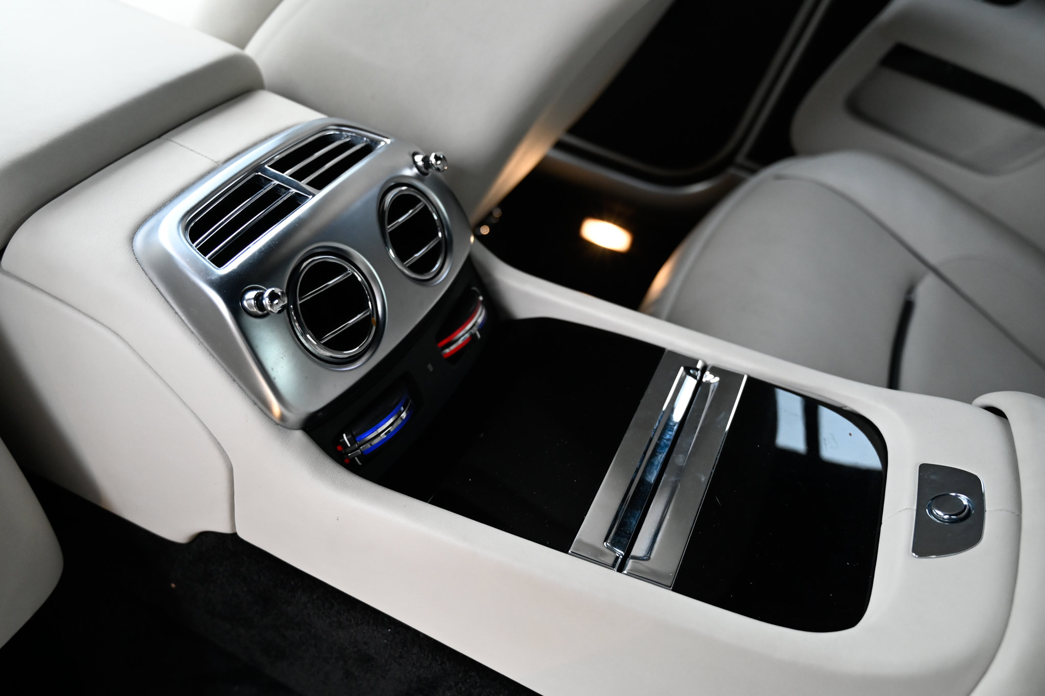 Used 2018 Rolls-Royce Dawn RWD image 36