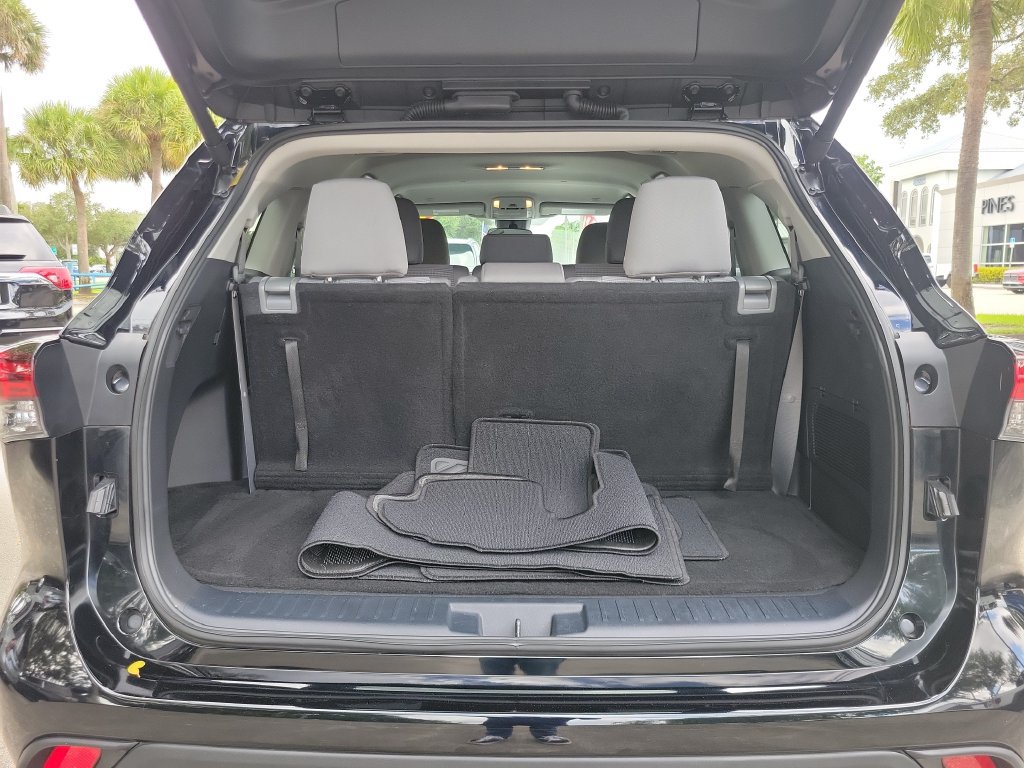 Used 2024 Toyota Highlander LE FWD image 6