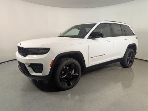 New 2025 Jeep Grand Cherokee Altitude image 3