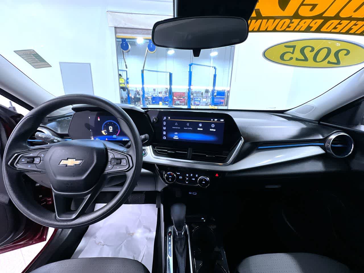Used 2025 Chevrolet Trax LT FWD image 23
