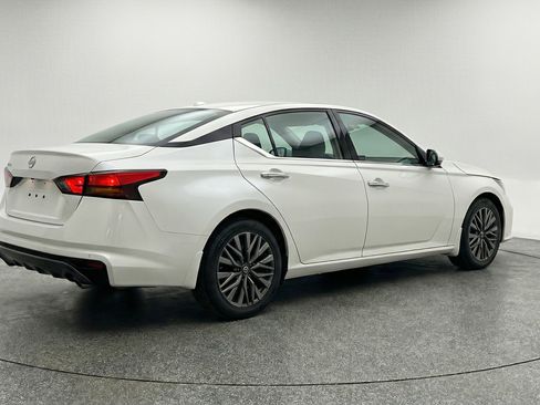 Used 2025 Nissan Altima 2.5 SV FWD image 9