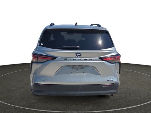 Used 2021 Toyota Sienna XLE w/ XLE Plus Package FWD image 5