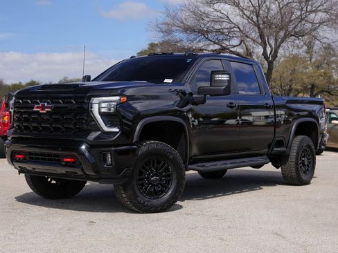 Used 2025 Chevrolet Silverado 2500 ZR2 w/ Technology Package image 2