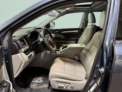 Used 2019 Toyota Highlander XLE AWD/4WD image 26