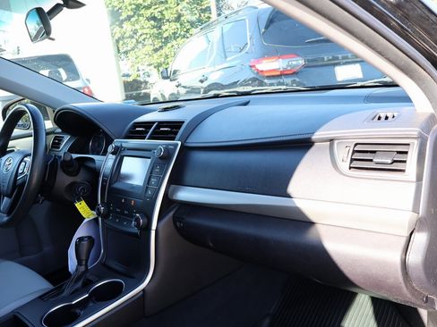 Used 2017 Toyota Camry SE image 9