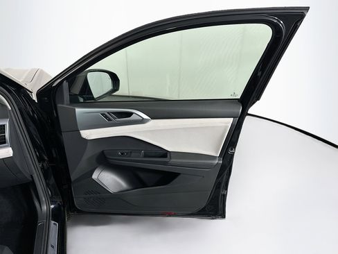 Used 2025 Volkswagen Taos SE image 31