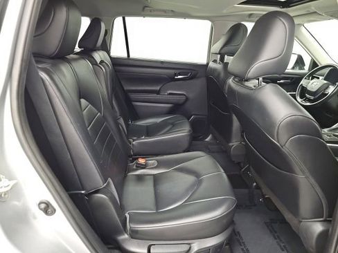 Used 2020 Toyota Highlander XLE AWD/4WD image 36