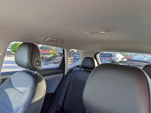 Certified 2022 Volkswagen Taos SE w/ Driver Assistance Package image 20