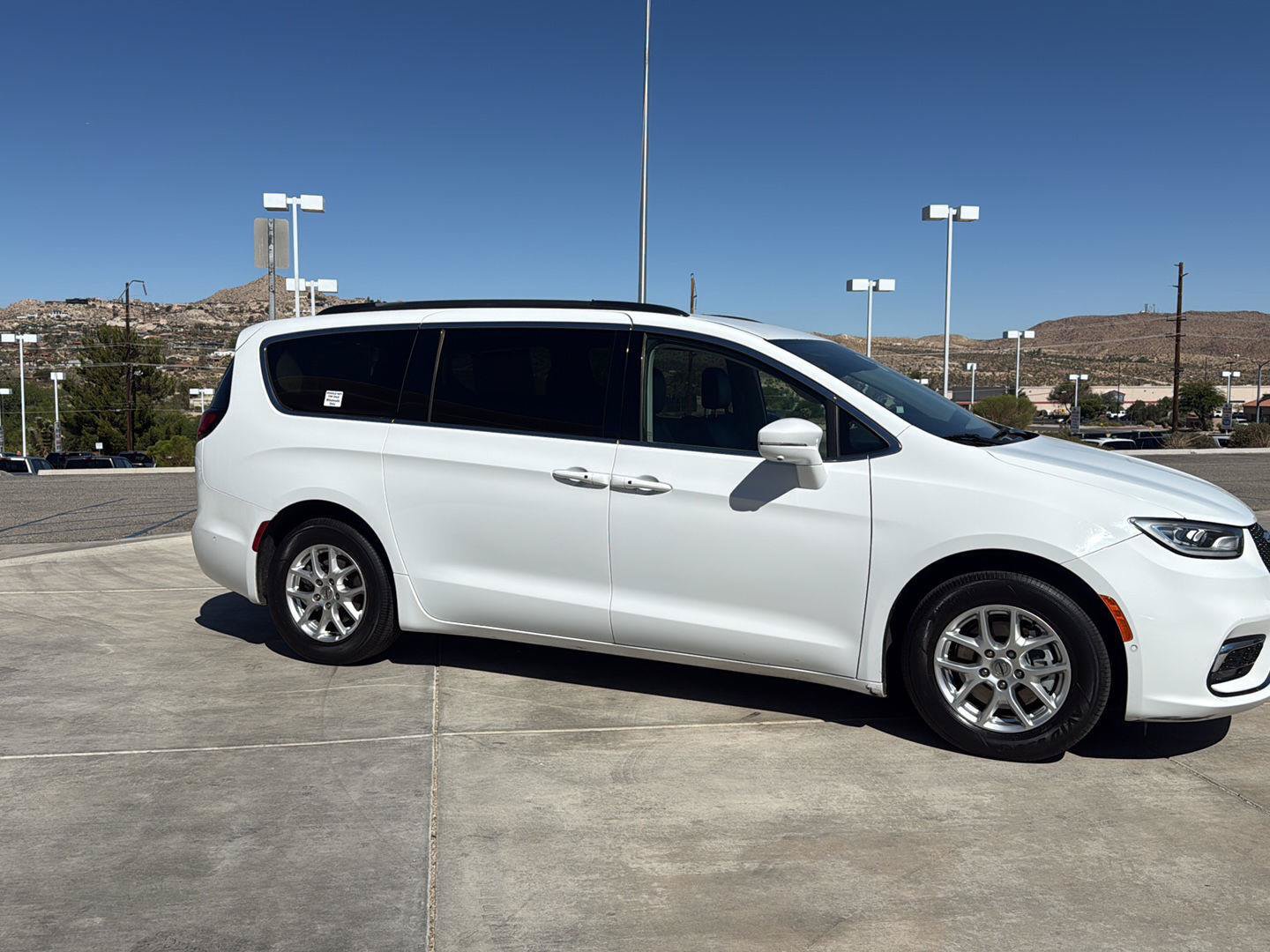 Used 2022 Chrysler Pacifica Touring-L w/ Uconnect Theater Family Group FWD image 4