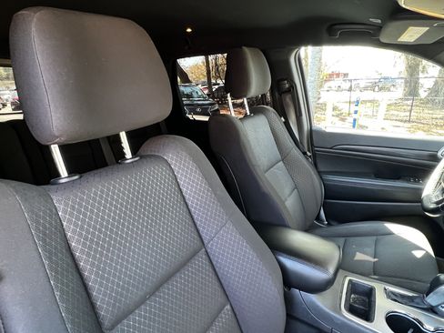 Used 2019 Jeep Grand Cherokee Laredo image 44