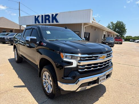 Used 2023 Chevrolet Silverado 1500 LTZ w/ Z71 Off-Road Package AWD/4WD image 7