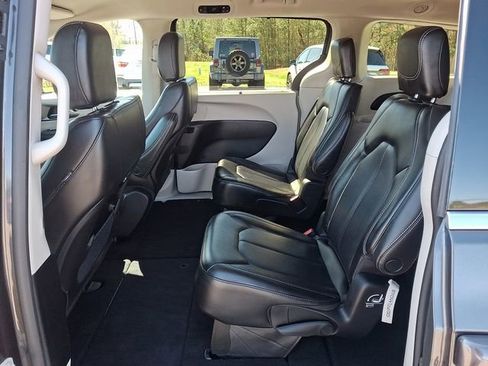 Used 2023 Chrysler Pacifica Touring-L FWD image 10