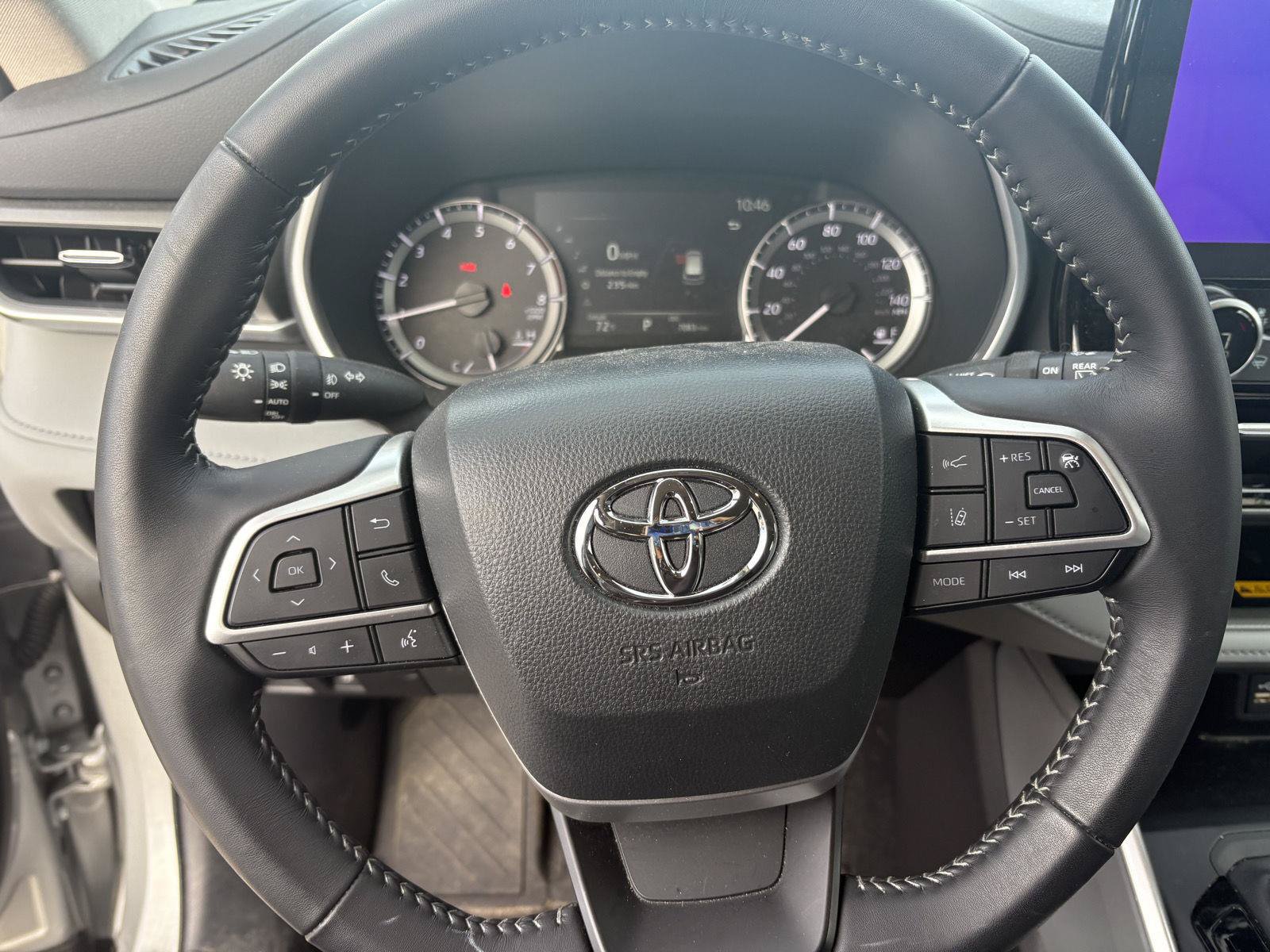 Used 2025 Toyota Highlander XLE AWD/4WD image 11