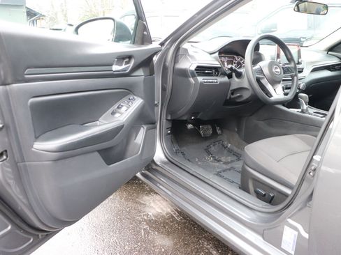 Used 2025 Nissan Altima 2.5 SV image 10