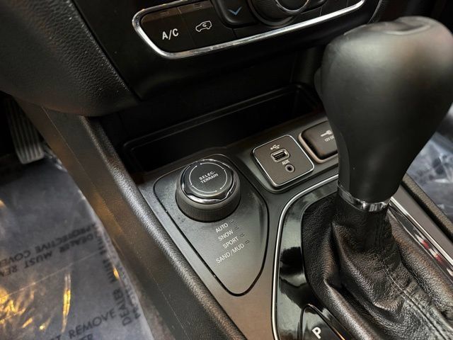 Used 2019 Jeep Cherokee Limited AWD/4WD image 15