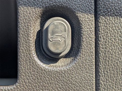 Used 2018 Cadillac Escalade Luxury image 13