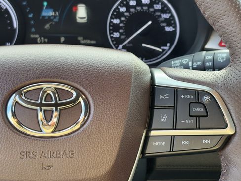 Used 2021 Toyota Sienna Platinum image 23