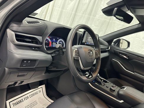Used 2025 Toyota Highlander XSE image 16