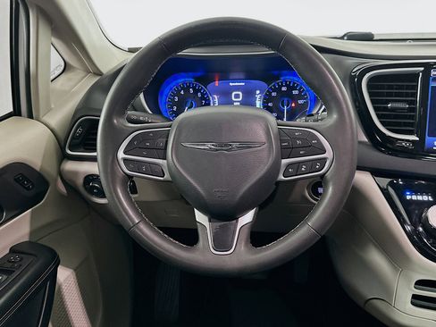 Used 2022 Chrysler Pacifica Touring-L image 18
