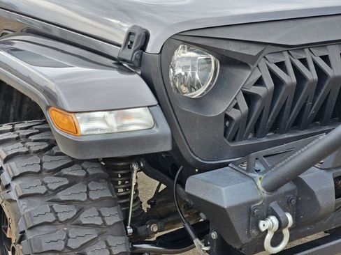 Used 2018 Jeep Wrangler Unlimited Sahara AWD/4WD image 10