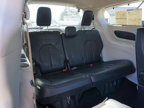 Used 2021 Chrysler Pacifica Touring-L image 28