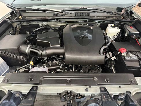 Certified 2023 Toyota Tacoma TRD Off-Road w/ Technology Package AWD/4WD image 9