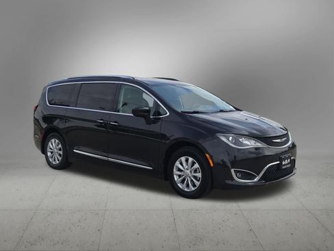 Used 2018 Chrysler Pacifica Touring-L FWD image 8