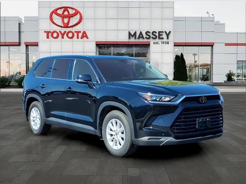 Used 2024 Toyota Grand Highlander XLE image 2