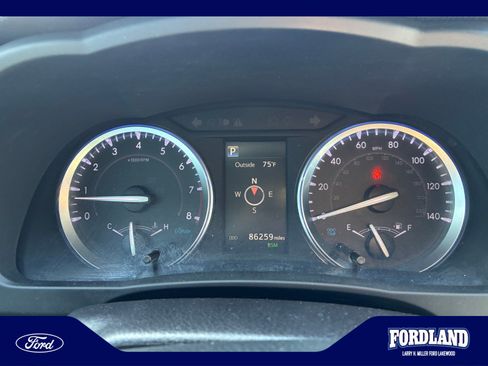 Used 2019 Toyota Highlander XLE AWD/4WD image 11