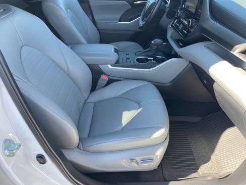 Used 2024 Toyota Highlander XLE image 19