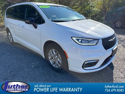 Used 2025 Chrysler Pacifica Select
