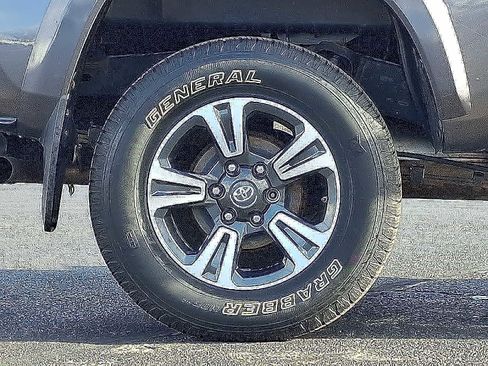 Used 2019 Toyota Tacoma TRD Sport image 7