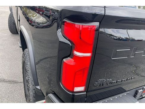 Used 2025 Chevrolet Silverado 2500 ZR2 w/ Technology Package AWD/4WD image 31