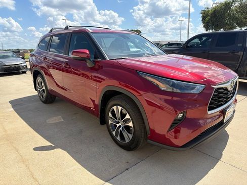 Certified 2026 Toyota Highlander XLE AWD/4WD image 1