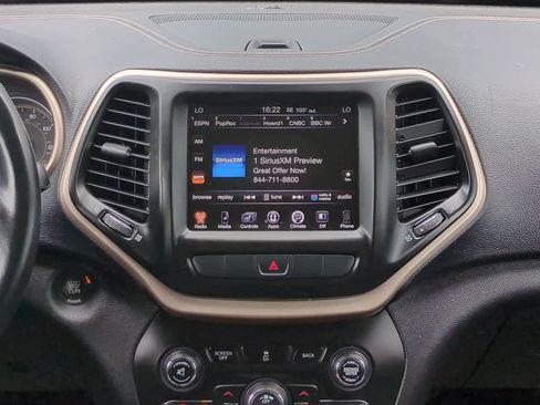 Used 2015 Jeep Cherokee Latitude w/ Comfort/Convenience Group AWD/4WD image 17